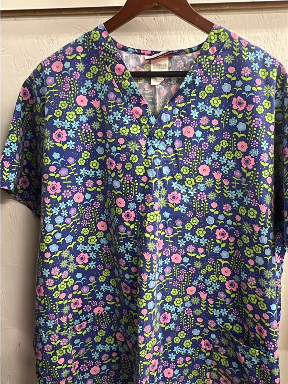 Women's Short Sleeve V-Neck Top in Navy Floral